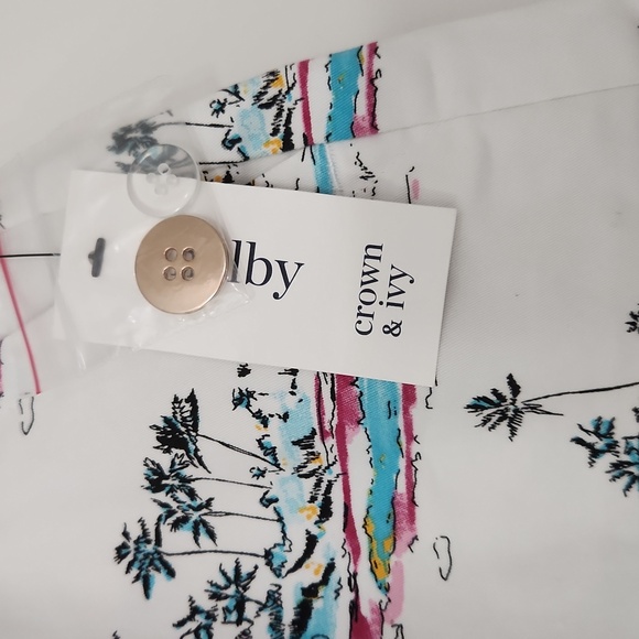 New Crown & Ivy shorts with a beachy Island pattern in perfect condition. - Picture 3 of 14